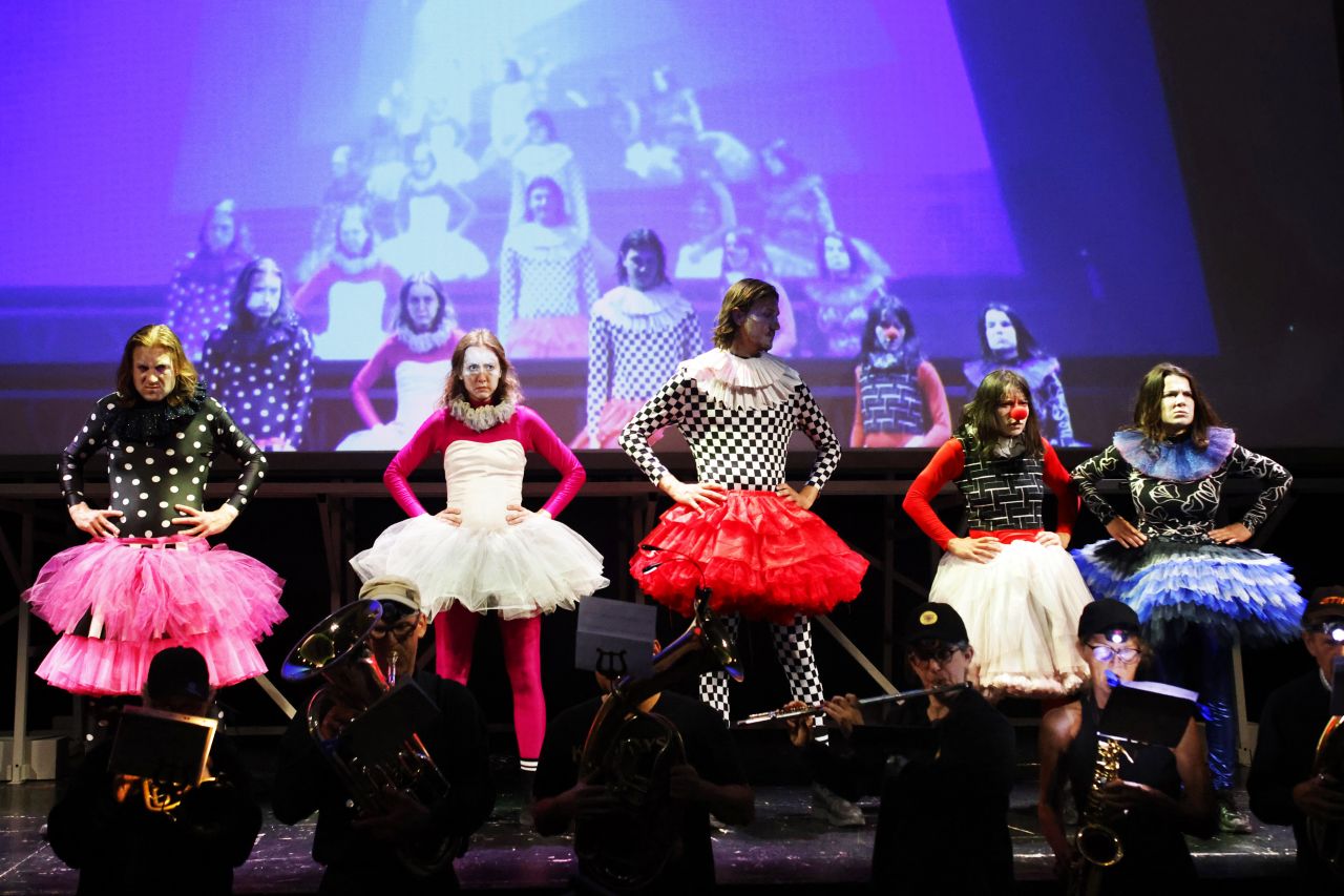 v.l.n.r.: Tim Freudensprung, Linda Vaher, Kinan Hmeidan, Meret Mundwiler & Flavia Lefèvre in DÄMONEN (BERLIN)