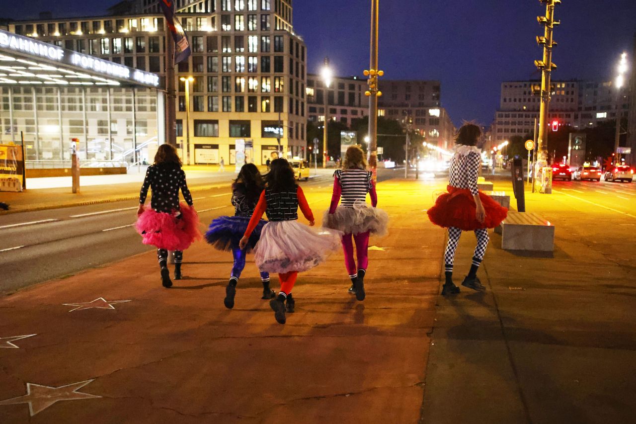 v.l.n.r.: Tim Freudensprung, Flavia Lefèvre, Meret Mundwiler, Linda Vaher & Kinan Hmeidan in DÄMONEN (BERLIN)