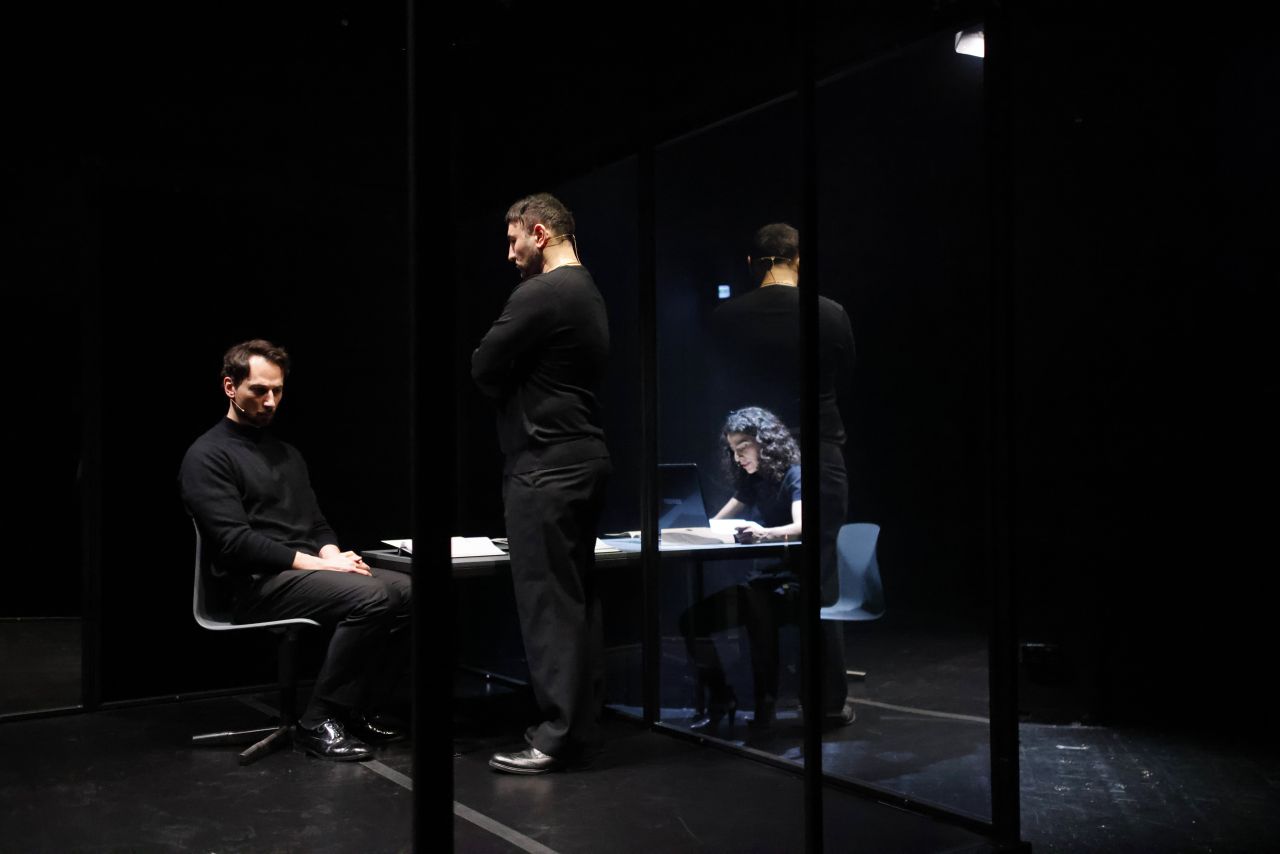 Taner Şahintürk, Sesede Terziyan und Daron Yates in Verhaftung in Granada