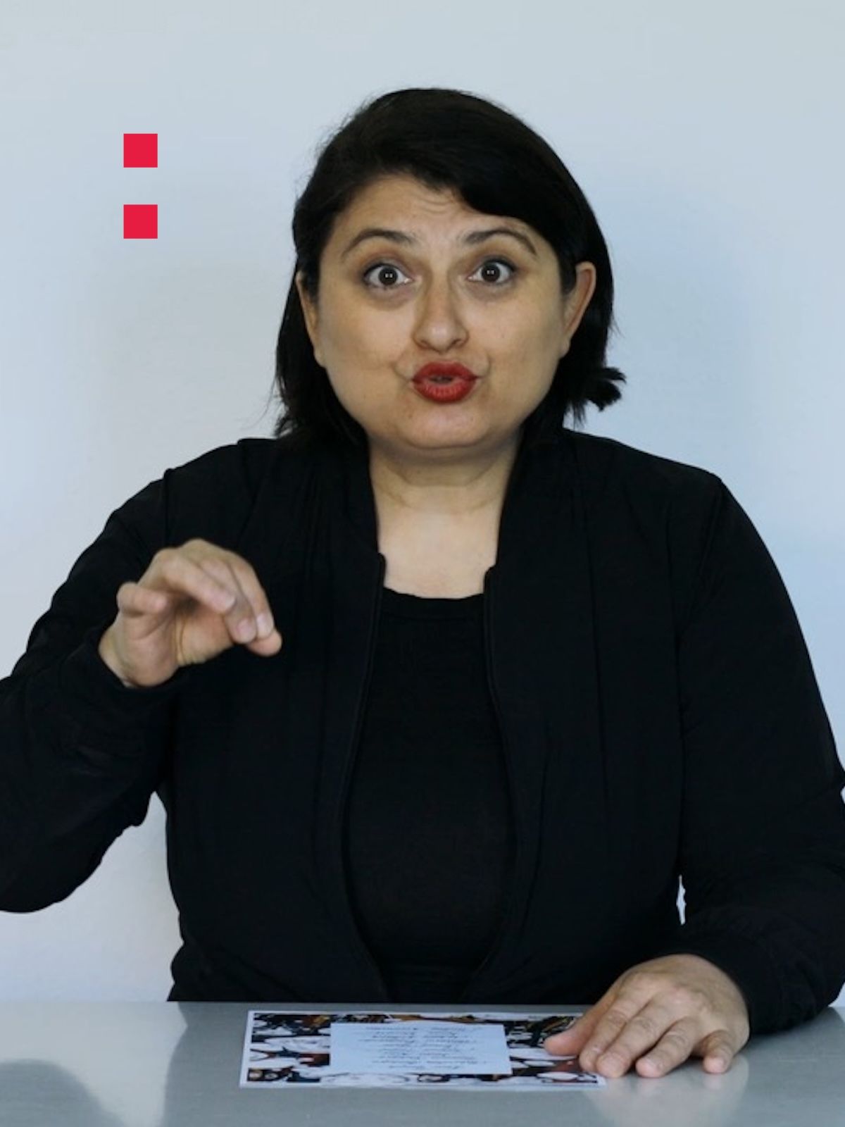 Frau mit schwarzem Pollover