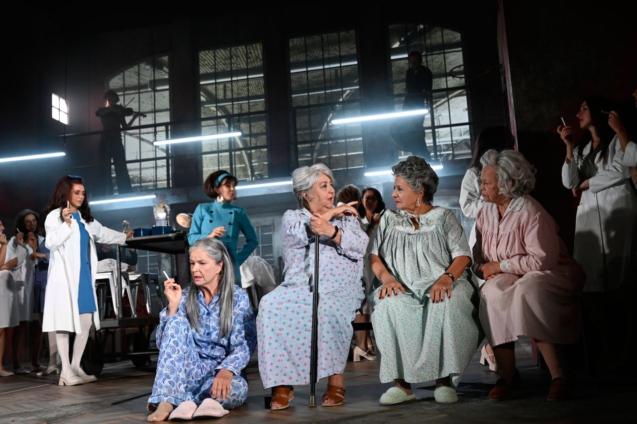 vlnr. Çiğdem Teke, Flavia Lefèvre, Eva Maria Keller, Sema Poyraz, Semra Uysallar, Ursula Werner in  DAS ROTE HAUS