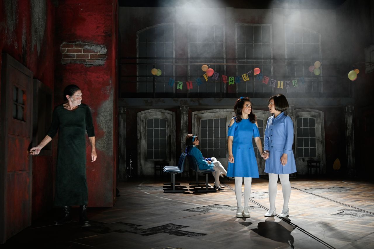 vlnr. Frank Büttner, Flavia Lefèvre, Çiğdem Teke, Yanina Cerón in  DAS ROTE HAUS