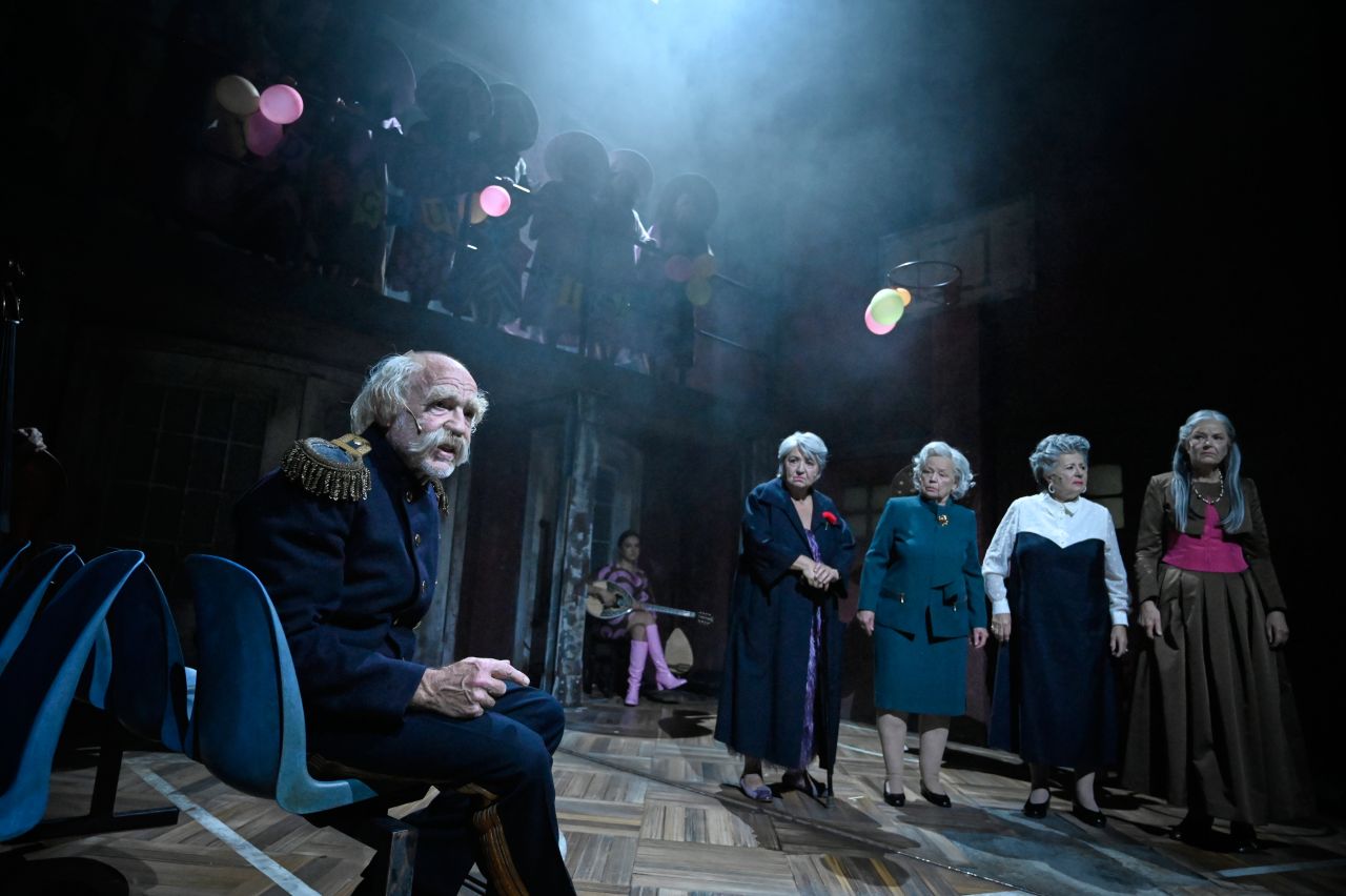 vlnr. Frank Büttner, Çağlasu Aslan, Sema Poyraz, Ursula Werner, Semra Uysallar, Eva Maria Keller in  DAS ROTE HAUS