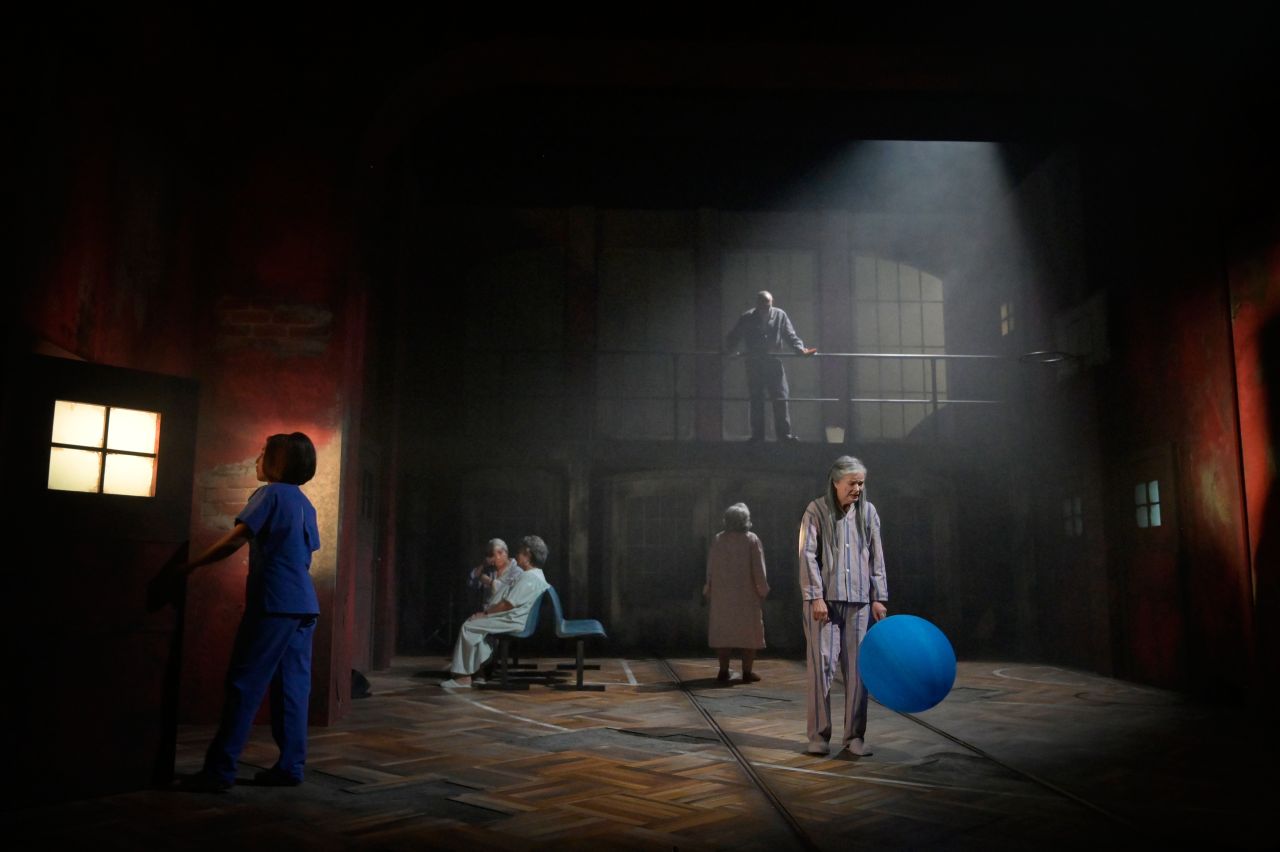 vlnr. Yanina Cerón, Sema Poyraz, Semra Uysallar, Ursula Werner, Frank Büttner, Eva Maria Keller in  DAS ROTE HAUS