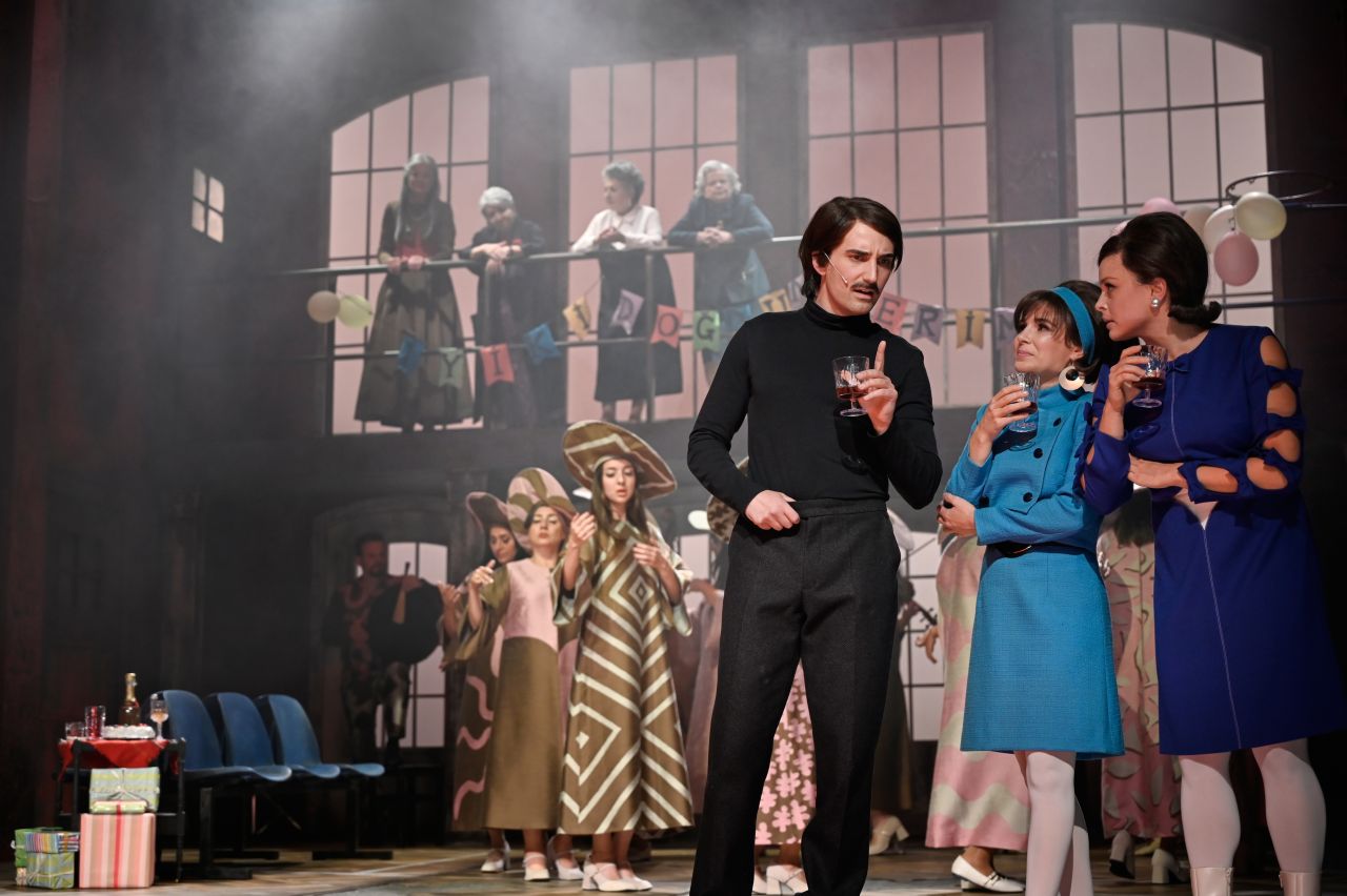 vlnr. Sebastian Flaig, Eva Maria Keller, Sema Poyraz, Semra Uysallar, Ursula Werner, Seyyare – Anatolian Women‘s Choir, Emre Aksızoğlu, Flavia Lefèvre, Via Jikeli  DAS ROTE HAUS