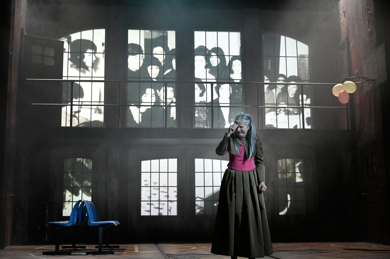 Eva Maria Keller in  DAS ROTE HAUS