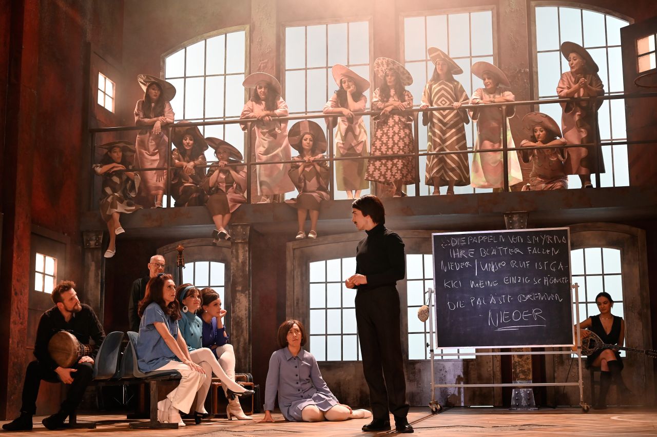 vlnr. Sebastian Flaig, Seyyare – Anatolian Women's Choir, Martin Lillich, Çiğdem Teke, Flavia Lefèvre, Via Jikeli, Yanina Cerón, Emre Aksızoğlu, Çağlasu Aslan in   DAS ROTE HAUS