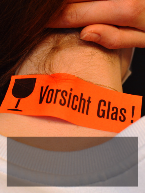 Gorkix_körperbilder_vorsicht glas_kachelwall